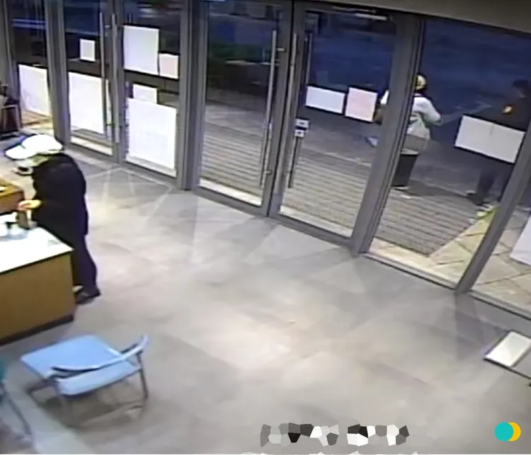 呂女與警員在門口等待拾獲手機的夫妻。警方提供