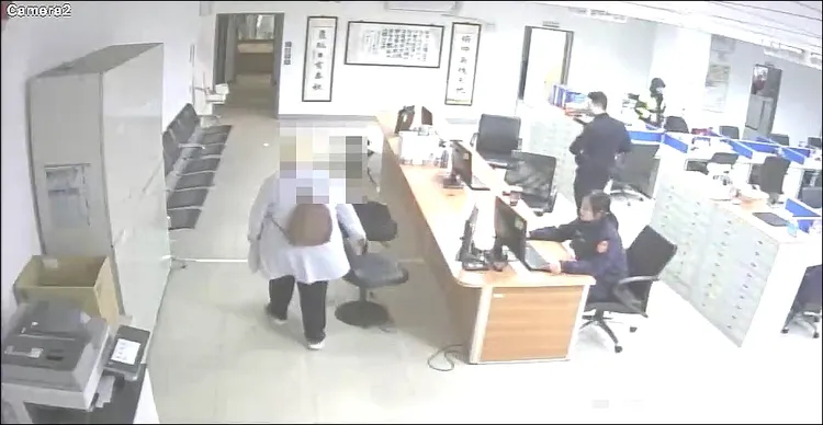 呂女原本只是想報案手機遺失，並不期待能夠安然找回，但在值班警員單麟細心協助找回手機。警方提供