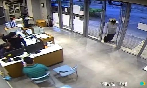 新北女騎車不慎掉手機　相本滿是珍貴回憶！熱心夫妻協助找回