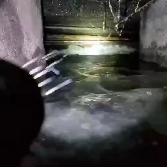 自來水公司人員查找下，於宜蘭市神農路一段發現漏水點。水公司提供