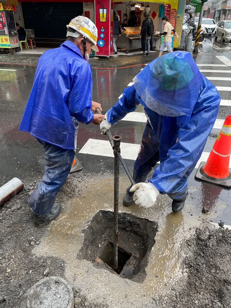 水公司人員開挖。台水提供