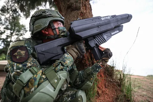 義務役「專長專用」!100發全數滿靶受訓狙擊手 操作無人機