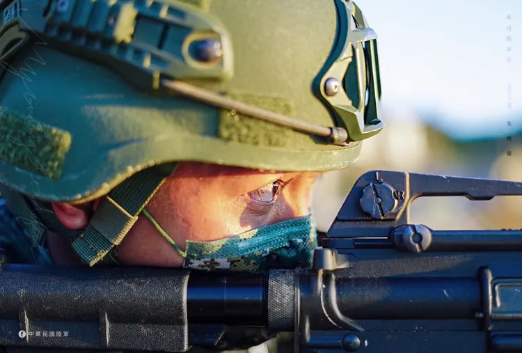 國軍為完成任務的專注眼神。翻攝自中華民國陸軍臉書