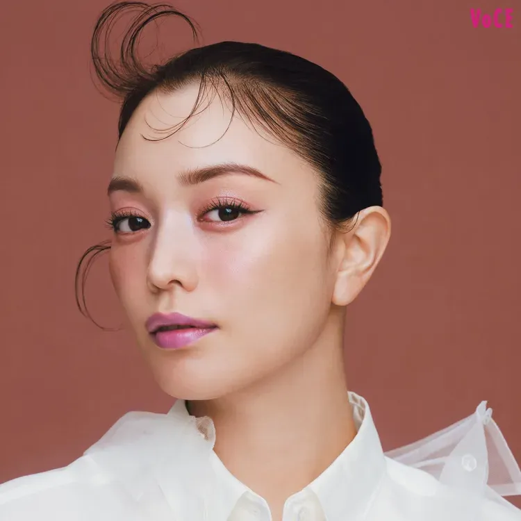 蛯原友里抹上LUNASOL的紫丁香色彩妝。翻攝《VOCE》官網