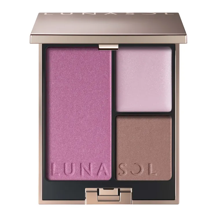 蛯原友里於雜誌拍攝中使用的晶巧光艷修容盒#EX03Frozen Flower，1990元。品牌提供