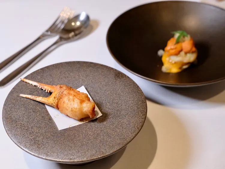 「鳥取松葉蟹鉗」吃得到高檔蟹肉，包含天婦羅製法的蟹鉗，還有蟹肉加海膽做成的另一道風雅菜餚。葉盛耀攝