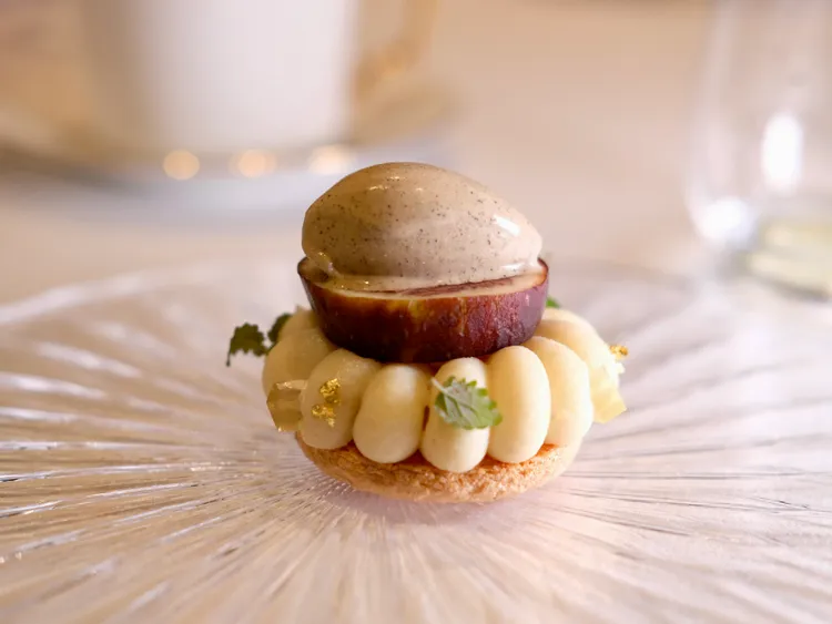 將蓮子泥佐配新鮮無花果、紅烏龍茶冰淇淋、桂花凍，整個甜點吃起來圓潤飽滿。葉盛耀攝