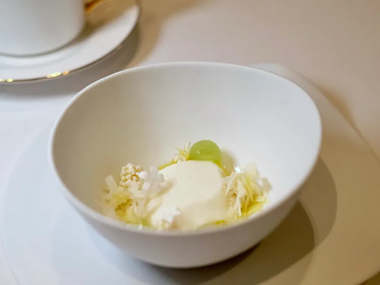 「冬季大根」以純白色為底加上清新橄欖綠色澤來演繹這道菜，吃起來有著草本風味。葉盛耀攝