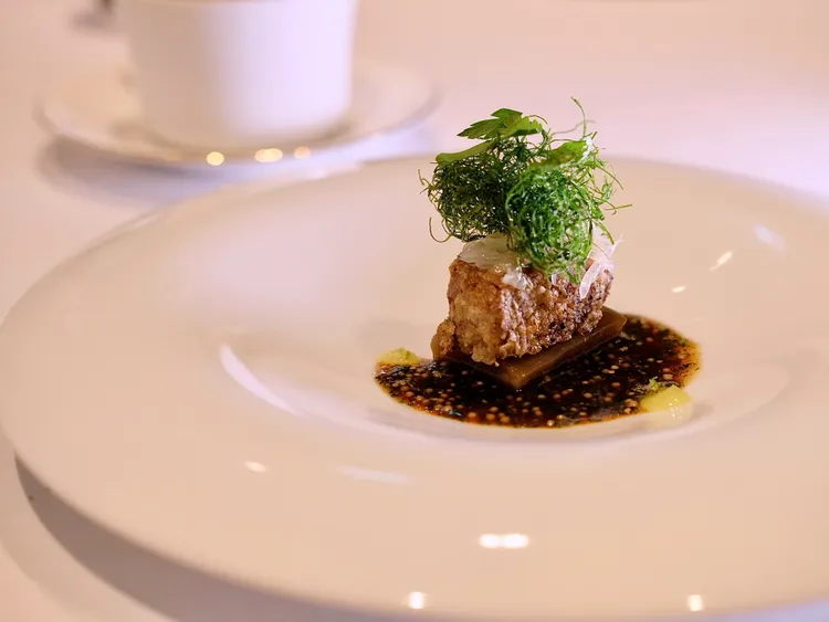 「澳洲小牛胸線」是餐廳招牌菜，先燉煮後煎到酥香，佐著柚子與醬汁，即便味道濃厚卻不膩。葉盛耀攝