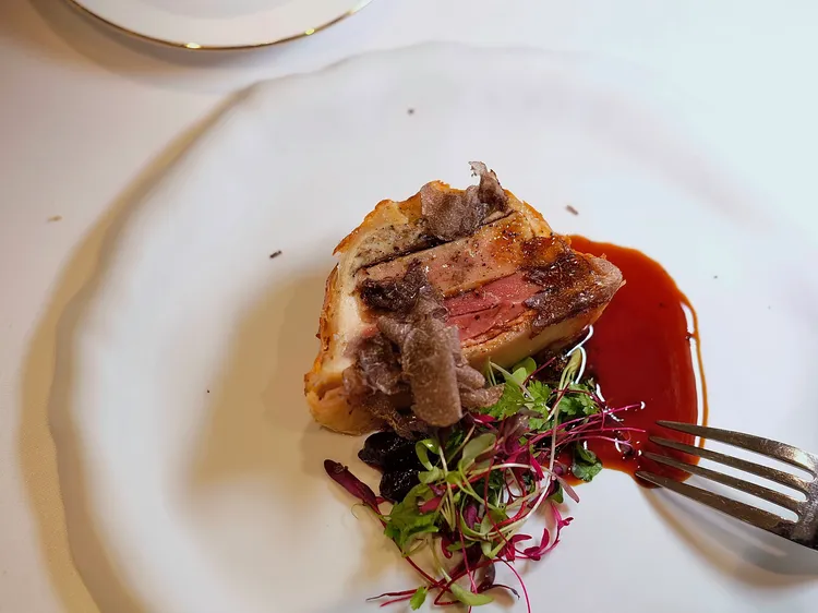 「屏東乳鴿Pithivier」是將煎香的鴨肝與乳鴿胸，以及雞肉慕斯等包入派皮內烤透，搭著松露、醬汁等，香醇迷人。葉盛耀攝