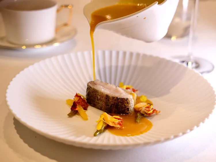 「船釣油帶」選用油帶，肉質紮實一些，以發酵過的栗子南瓜湯呈現，湯帶稠度並有點酸香，很是特別。葉盛耀攝