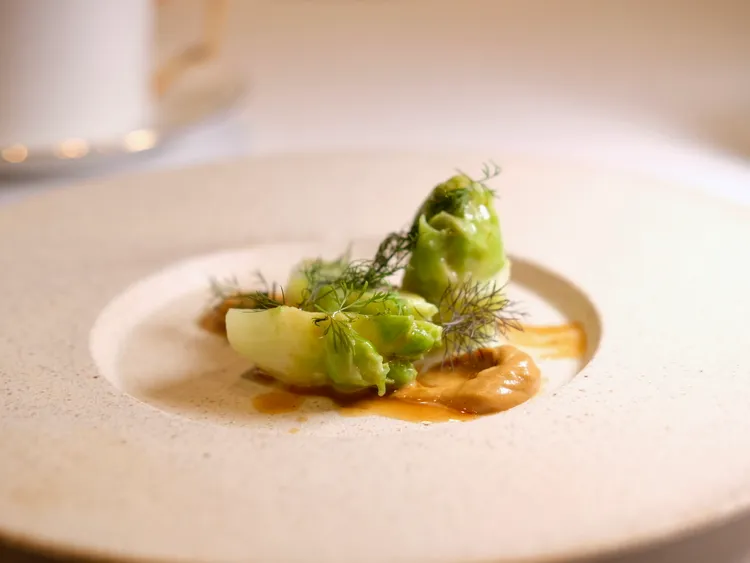 「孢子芥菜」想法來自於長年菜，外型有著青翠的綠，清香脆嫩。葉盛耀攝