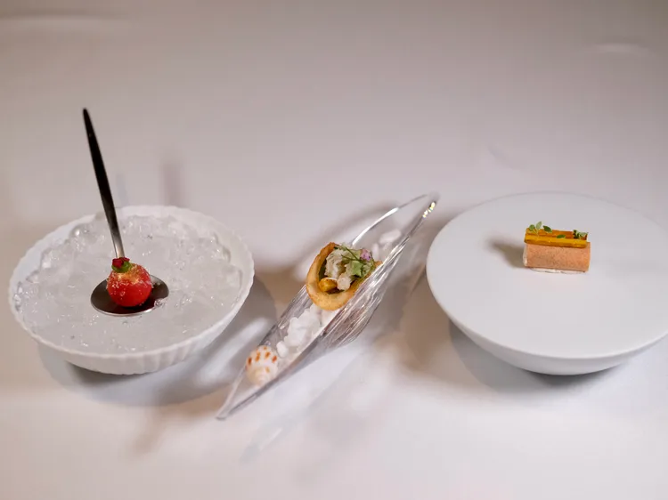 三小品包含草莓番茄冷湯球(左起)、蟹肉Taco與鰻魚捲心酥，做工精緻。葉盛耀攝