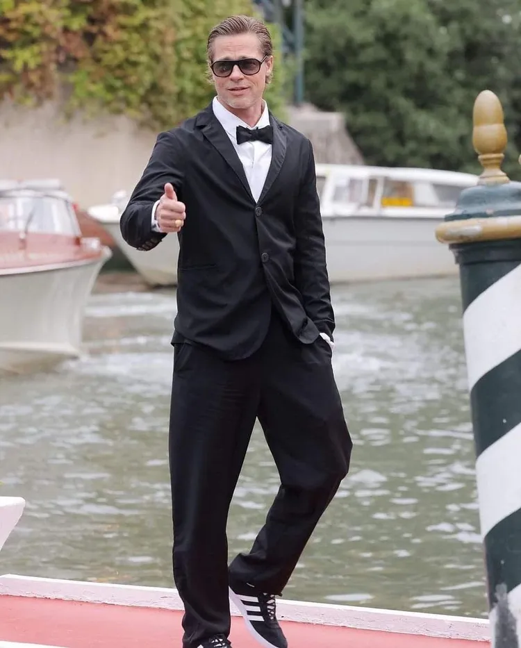 布萊德彼特先前出席威尼斯影展以西裝搭配adidas Originals Gazelle鞋款。翻攝jennifer.brad.pittiston IG