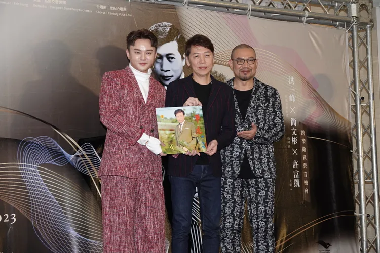 許富凱（左起）與洪敬堯、簡文彬合影。陳德興攝