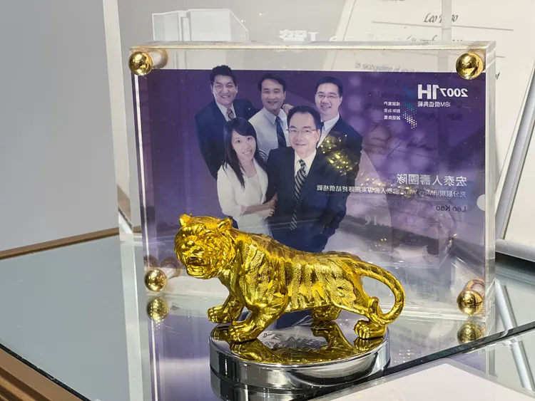 高啟輔（後排中）曾3度獲公司頒發eIBMer Role Model價值典範獎。陳彩玲攝