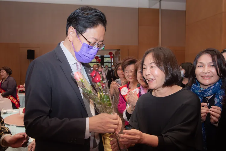 活動中，張善政收到與會人員贈送玫瑰花致意。桃園市府提供