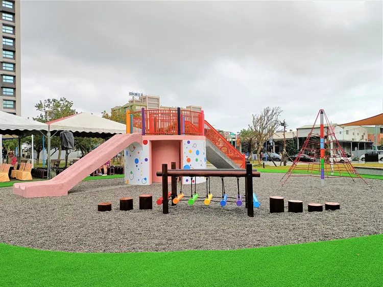 文昌公園遊戲區設有特色溜滑梯、攀爬網及獨木橋等設施遊具，鋪面還採用小孩喜愛的礫坑。新北市府提供