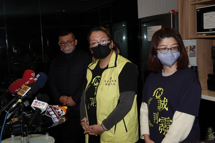 乩身(左起)、廖姓女宮主和宋姓女信徒。陳德興攝