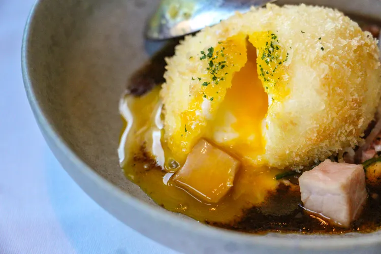 熱前菜「松露初卵黃金蛋」是以黃金蛋，搭佐黑豬里肌與特製醬汁。業者提供