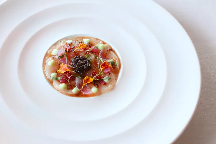 冷前菜「北海道干貝 vs. Osietra魚子醬」，是選用世界排名第二的Osietra 義大利奧斯迦經典魚子醬，外型繽紛精緻。業者提供