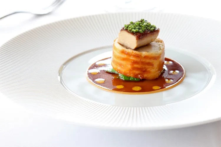 「雲林薩索雞胸」抹上剝皮辣椒與蔭瓜製成的醬汁，添了酸甜風味，因裹酥皮烘烤，增添香氣與潤口，讓菜色更引人入勝。業者提供