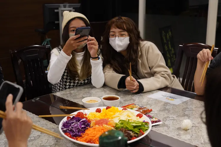 馬國僑生興奮拍撈生。慈大提供