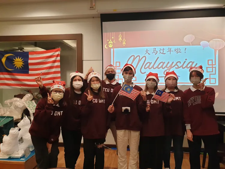 僑生開心參與撈生宴。慈大提供