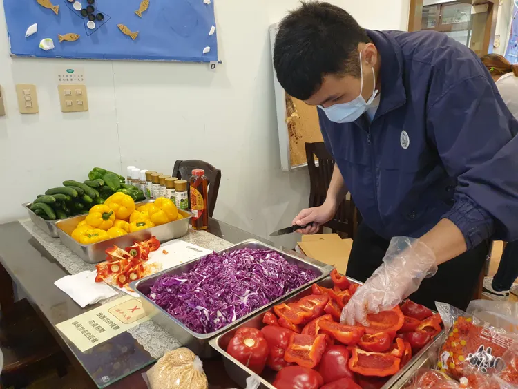 僑生精心準備食材。慈大提供