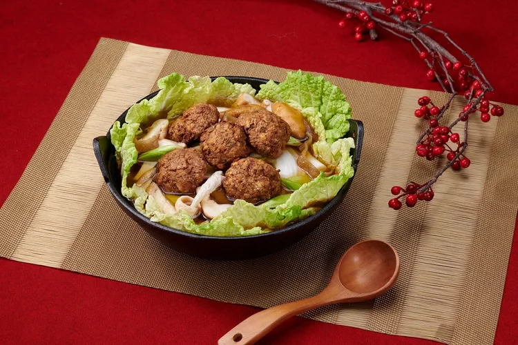 米其林一星富錦樹台菜香檳「富兔迎春年菜組」-星級白燒金沙獅子頭。業者提供