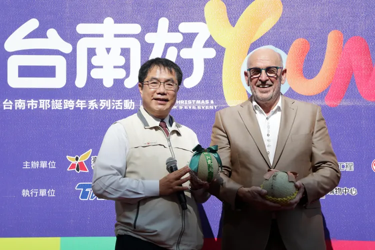 市長黃偉哲特別準備了台南當季特產水果哈密瓜，送給馬丁品嘗。市府提供
