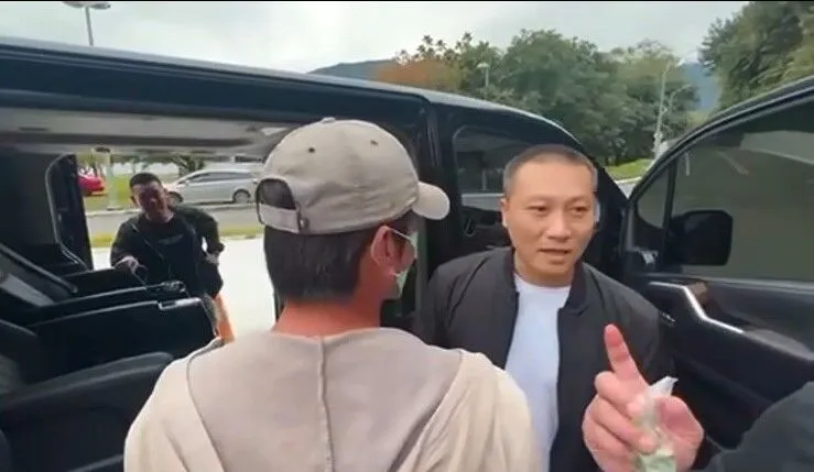 王志成出獄後，在眾人擁護下，搭車返回台南。翻攝畫面