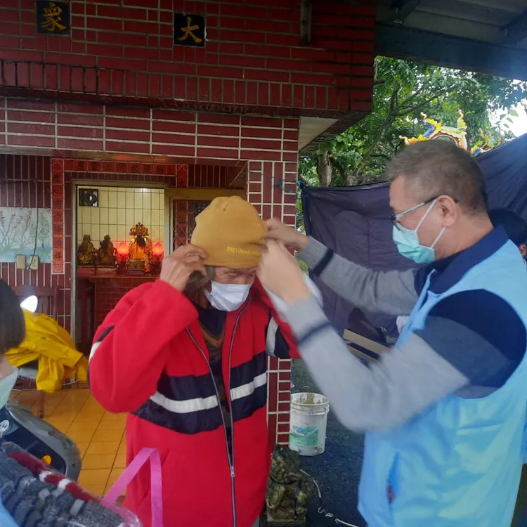 各村里幹事及7個讀老關懷志工隊對獨居的長者進行關懷訪視、電話問安，並將禦寒的暖暖包、毛帽送至獨居長者手中，提醒注意保暖。縣府提供