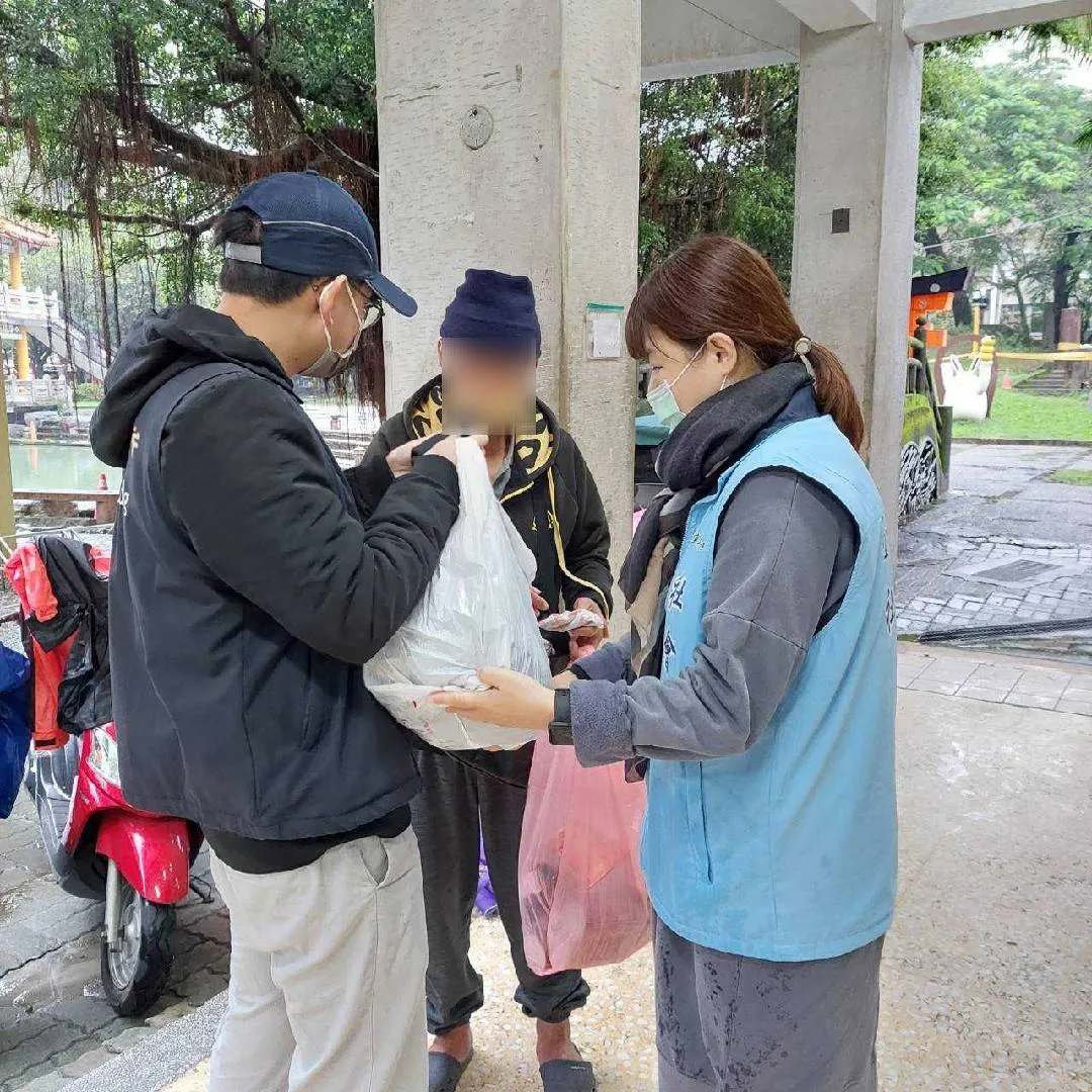 縣府結合公所於12月12日起對於露宿街頭的街友,適時提供生活物資,包括睡袋、乾糧、泡麵、暖暖包及保暖衣物、圍巾等物。縣府提供