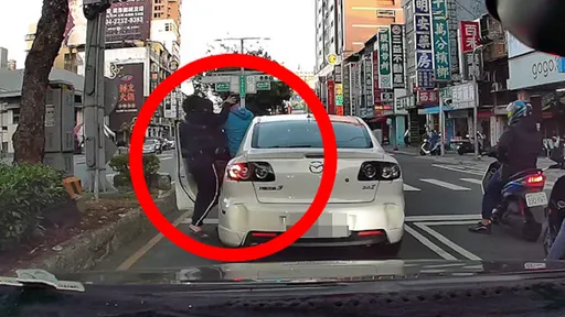 只是超車!馬3男停紅燈竟遭狂巴頭、踹進車裡打 台中黑衣煞施暴影片曝光