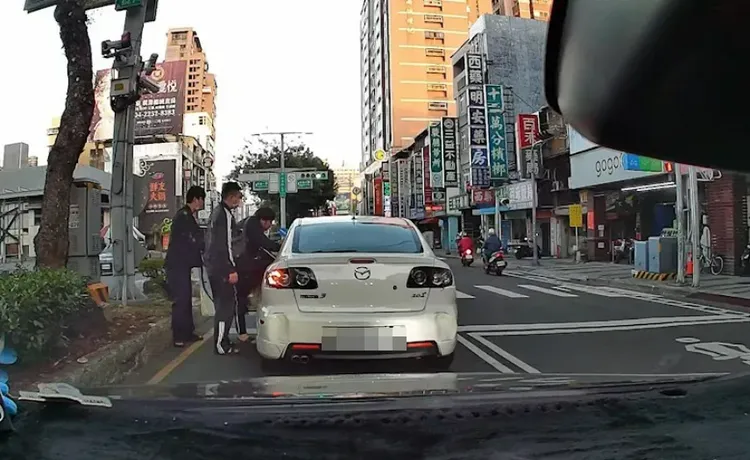 一名黑衣人施暴，另兩名惡煞堵車門口。取自記者爆料網