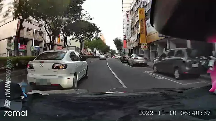 馬自達3白車超車。取自記者爆料網