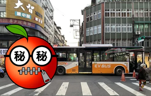 公車怎麼這麼龜?一看屁股秒懂 驚動警察來開道!網笑:千年修來的緣份