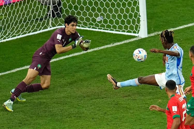 即使對手在面前勁射，摩洛哥門將博努還是能冷靜面對。  美聯社