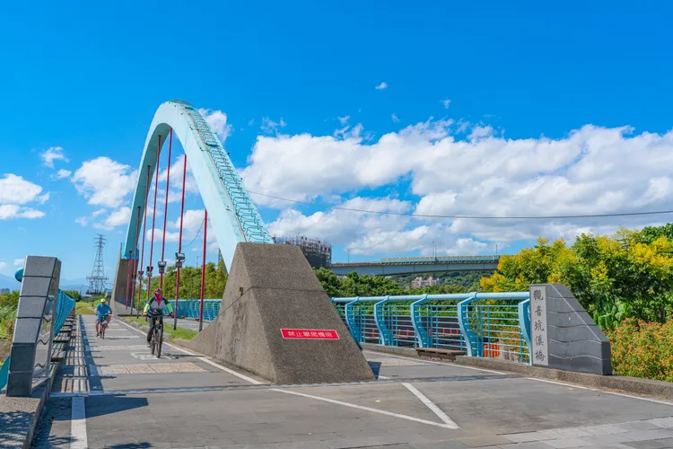 觀音坑溪橋兩側雙向車道將辦理半半施工。新北市政府提供