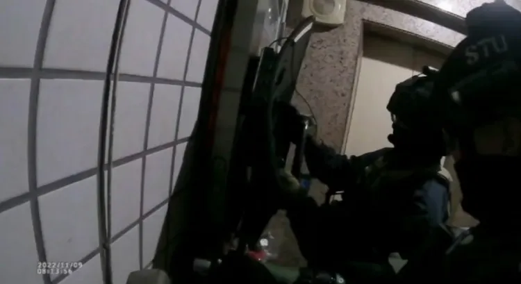警方攻堅。翻攝畫面