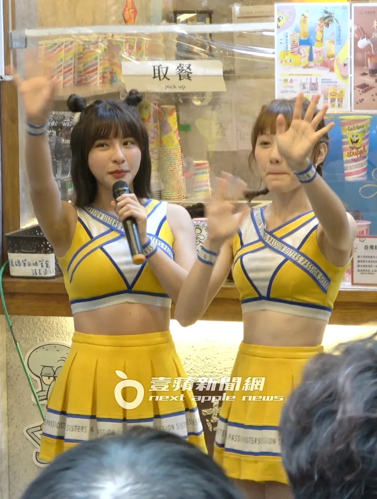中信兄弟啦啦隊女神始祖峮峮（左），和畇二大跳炸裂陳子豪應援舞曲，和粉絲們互動。特勤中心攝