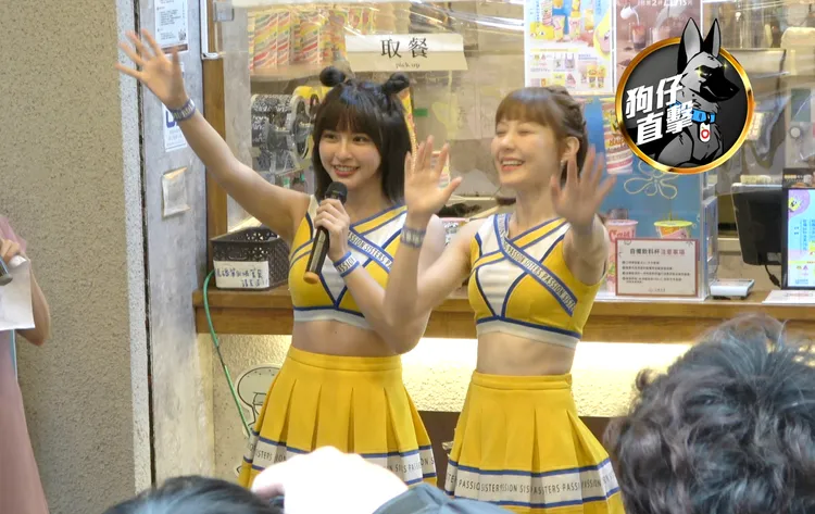 中信兄弟象啦啦隊女神始祖峮峮（左），34E啦啦隊服炸裂，與畇二露蜜大腿，一起代言老賴茶棧一日店長活動。特勤中心攝