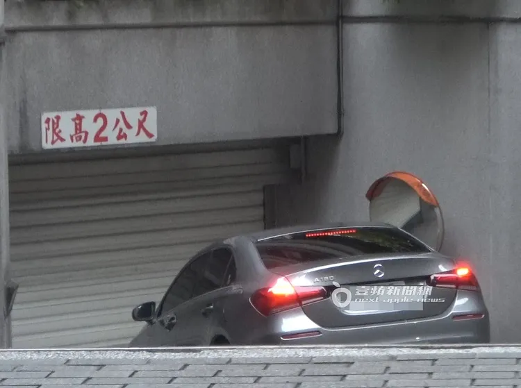 中信兄弟啦啦隊女神峮峮，代言活動結束，搭乘174萬元賓士車回到香閨。特勤中心攝