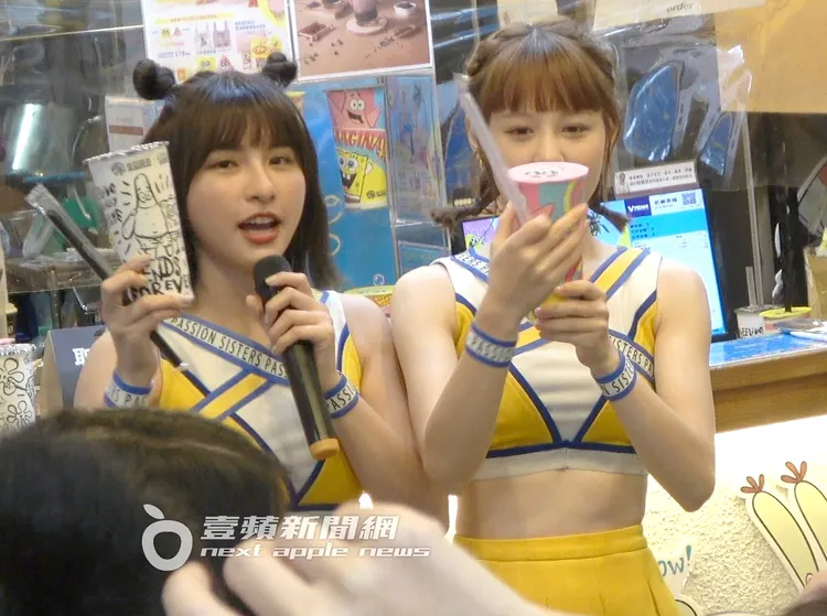 中信兄弟啦啦隊女神始祖峮峮（左），與畇二自製手搖飲請粉絲喝。特勤中心攝