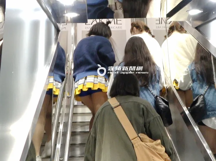 中信兄弟啦啦隊女神峮峮（左），與畇二結束老賴茶棧代言活動。特勤中心攝