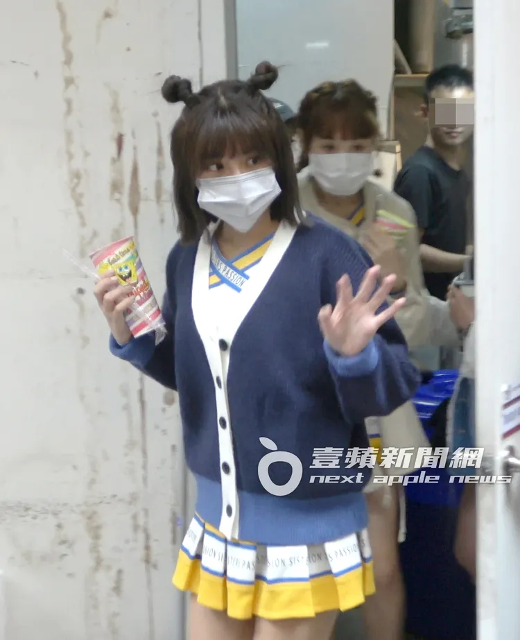 中信兄弟啦啦隊女神峮峮（左），跟畇二代言手搖飲活動結束，套上針織外套和粉絲揮手道別。特勤中心攝