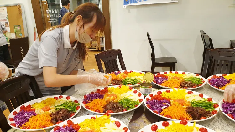 慈濟大學馬籍學生準備「撈生」食材提前過春節。慈濟大學提供