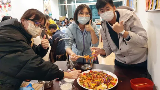 慈濟大學外籍生辦新年 馬國家鄉菜「撈生」上桌!立解思鄉情