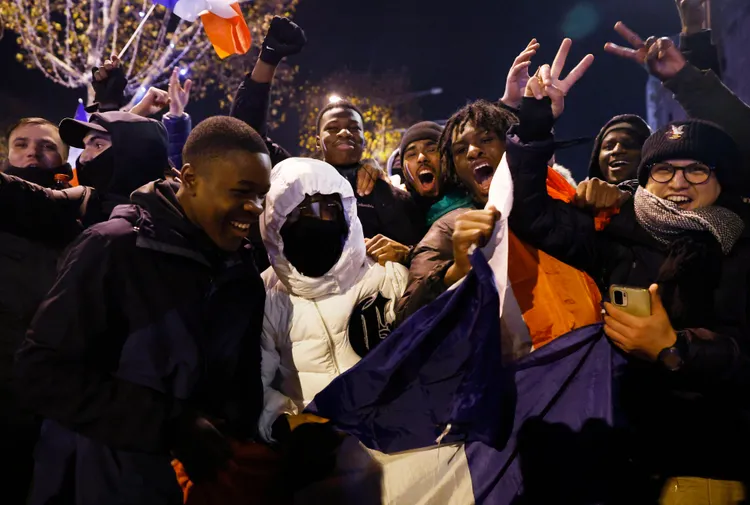 法國以2比0擊敗摩洛哥晉級冠軍賽後，巴黎香榭麗舍大道湧進大批揮舞法國及摩洛哥等北非國家旗幟的民眾。路透社資料照片